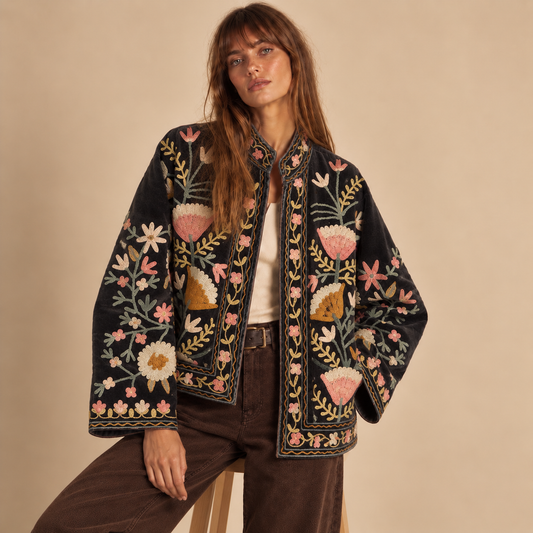 Jaqueta boho preta de veludo com bordado floral, costura Kantha feita à mão.
