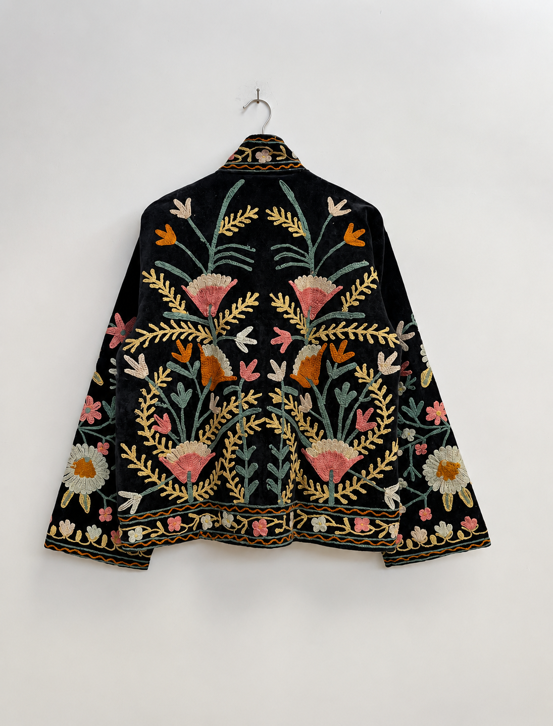 Jaqueta boho preta de veludo com bordado floral, costura Kantha feita à mão.