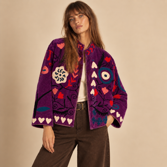 Jaqueta Suzani bordada em veludo roxo com estampa de corações e flores. Jaqueta boho bordada em veludo roxo, feita à mão.