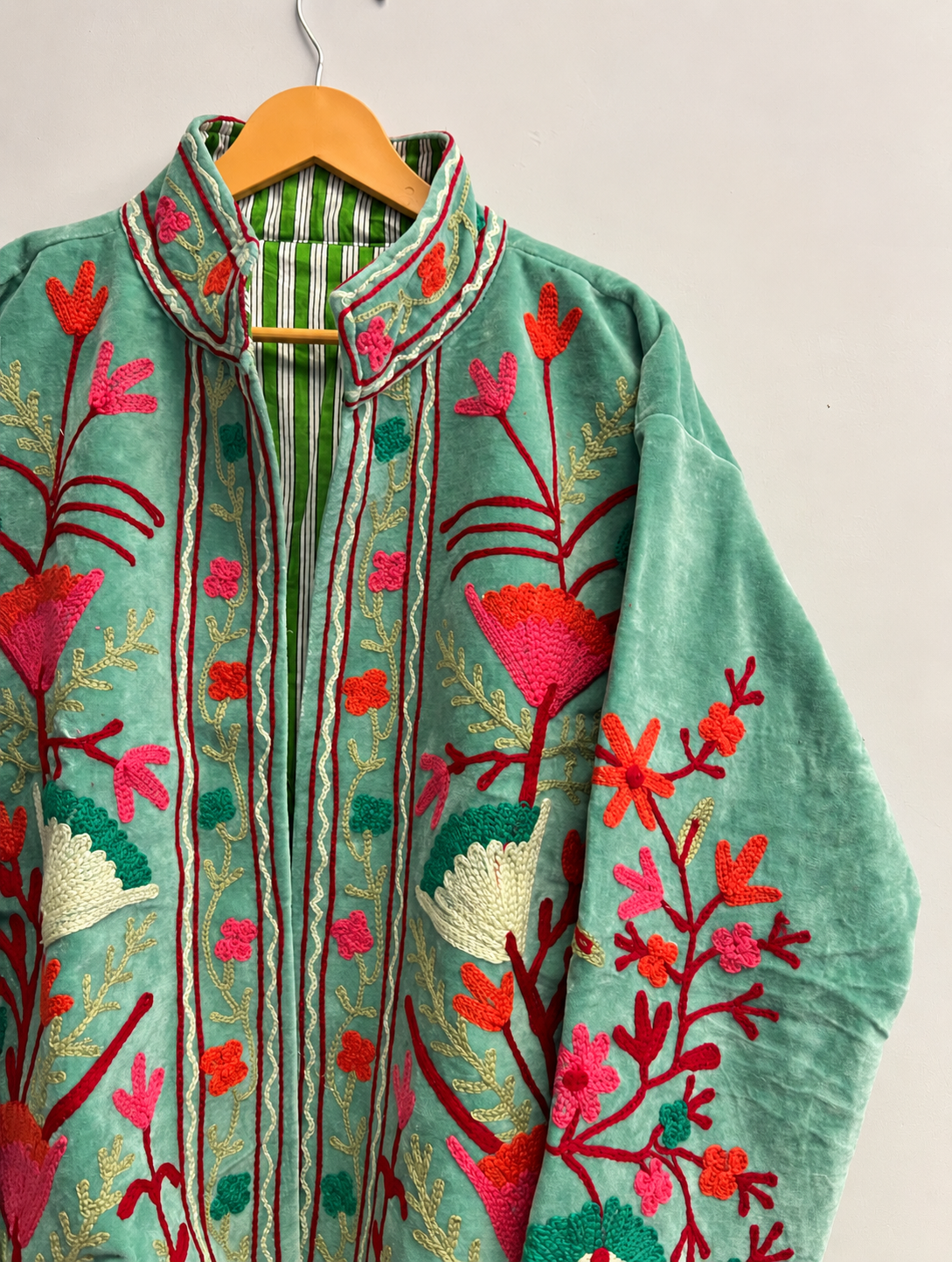 Jaqueta Suzani bordada à mão em veludo, sob encomenda, estilo boho com estampa floral.