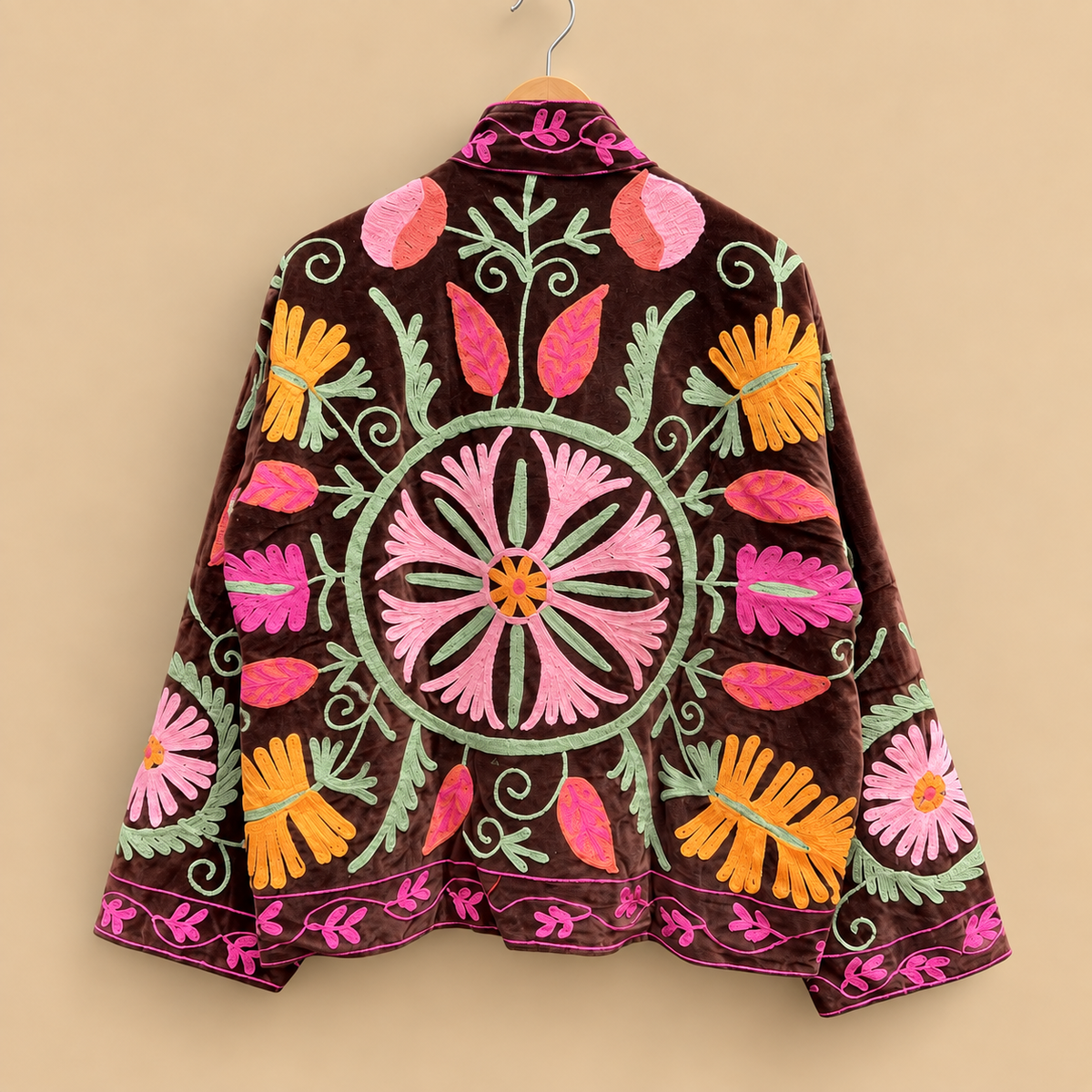 Jaqueta Suzani Bordada de Veludo Floral: Boho Bomber, Forro de Algodão Costurado à Mão