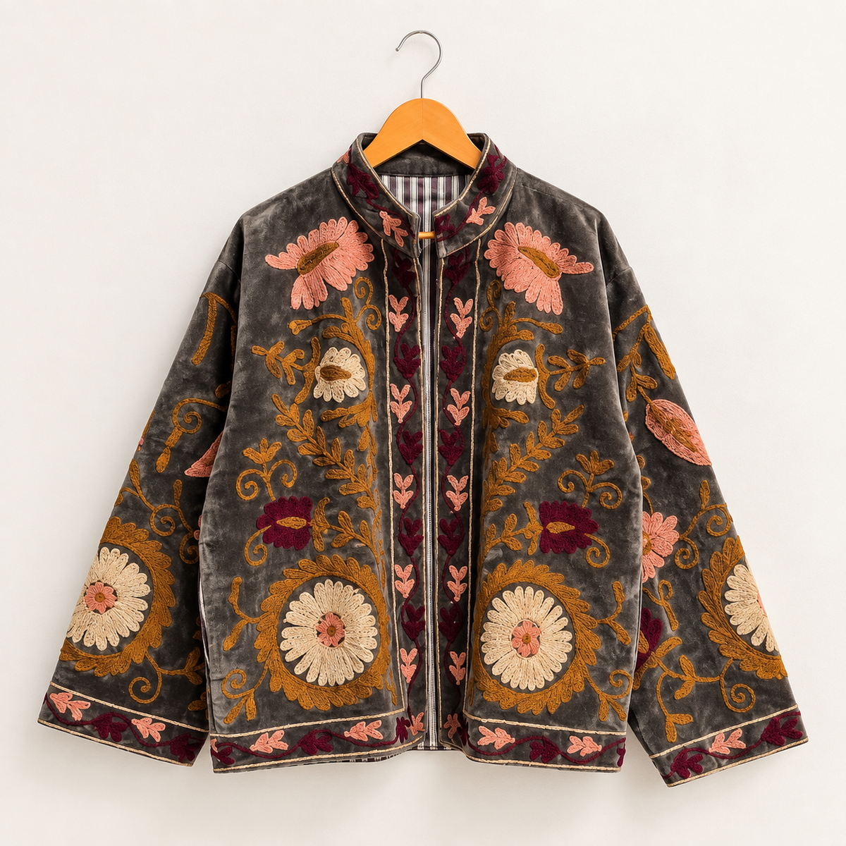 Jaqueta Cinza Suzani Boho de veludo bordado com flores, feito à mão.