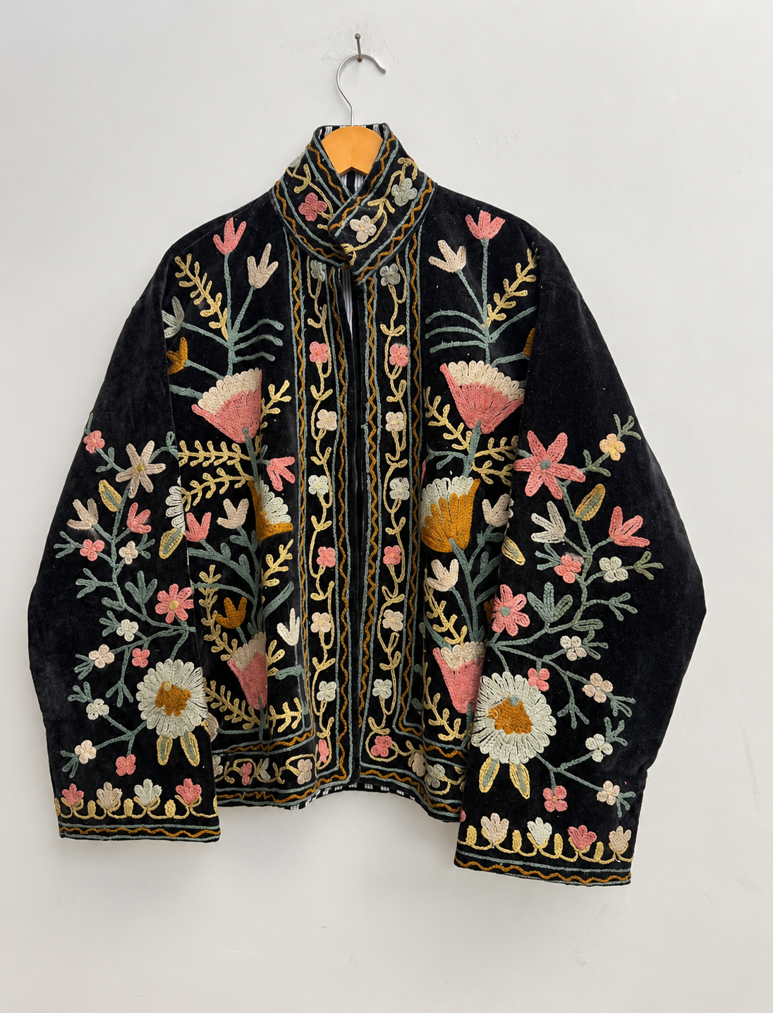 Jaqueta boho preta de veludo com bordado floral, costura Kantha feita à mão.