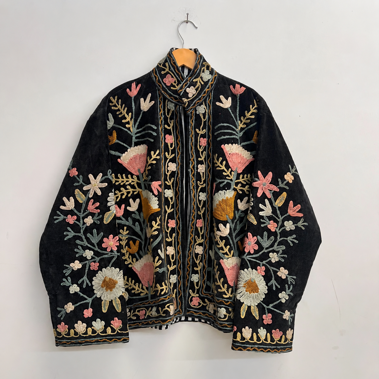 Jaqueta boho preta de veludo com bordado floral, costura Kantha feita à mão.