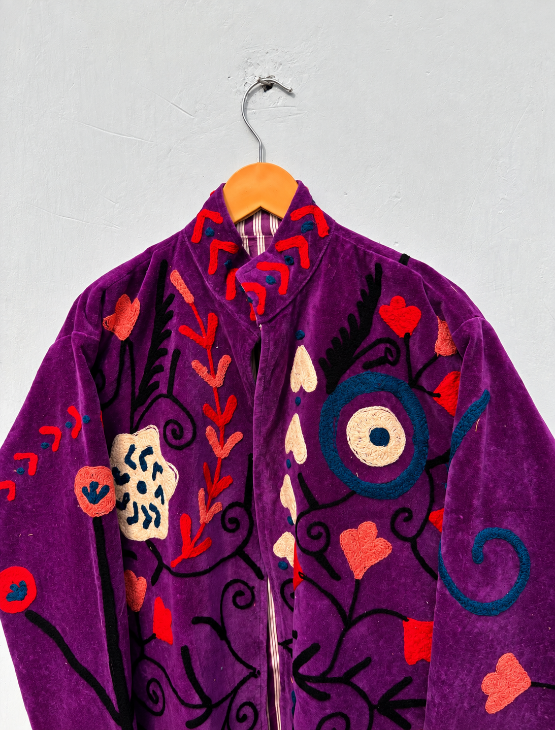 Jaqueta Suzani bordada em veludo roxo com estampa de corações e flores. Jaqueta boho bordada em veludo roxo, feita à mão.