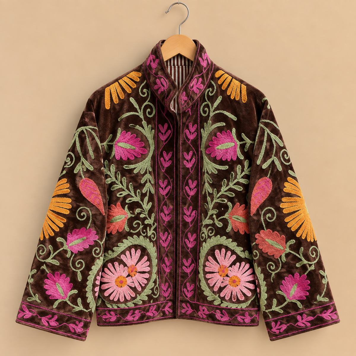 Jaqueta Suzani Bordada de Veludo Floral: Boho Bomber, Forro de Algodão Costurado à Mão