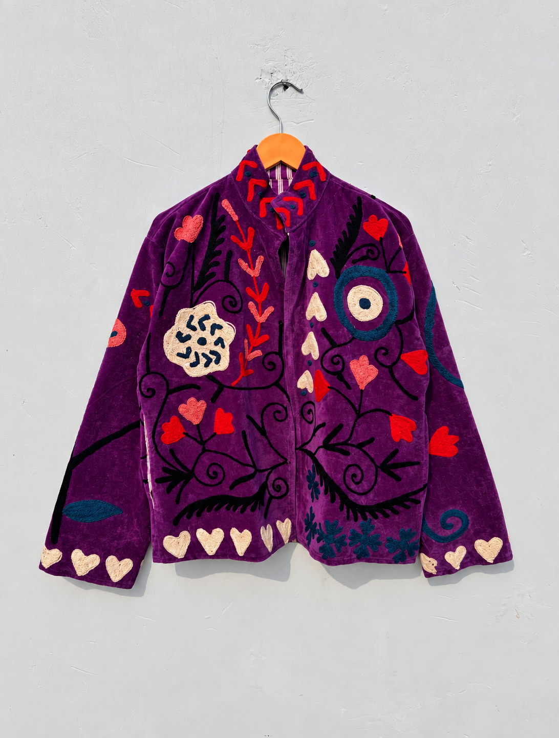 Jaqueta Suzani bordada em veludo roxo com estampa de corações e flores. Jaqueta boho bordada em veludo roxo, feita à mão.