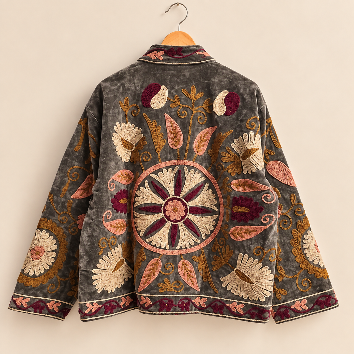 Jaqueta Cinza Suzani Boho de veludo bordado com flores, feito à mão.