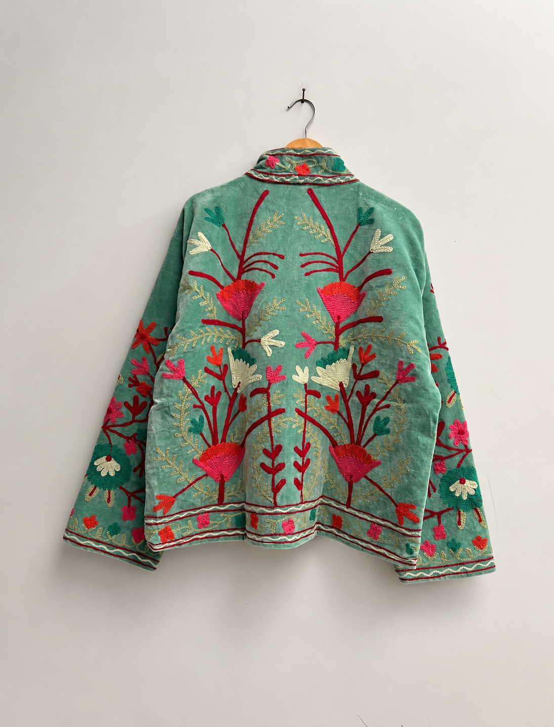 Jaqueta Suzani bordada à mão em veludo, sob encomenda, estilo boho com estampa floral.