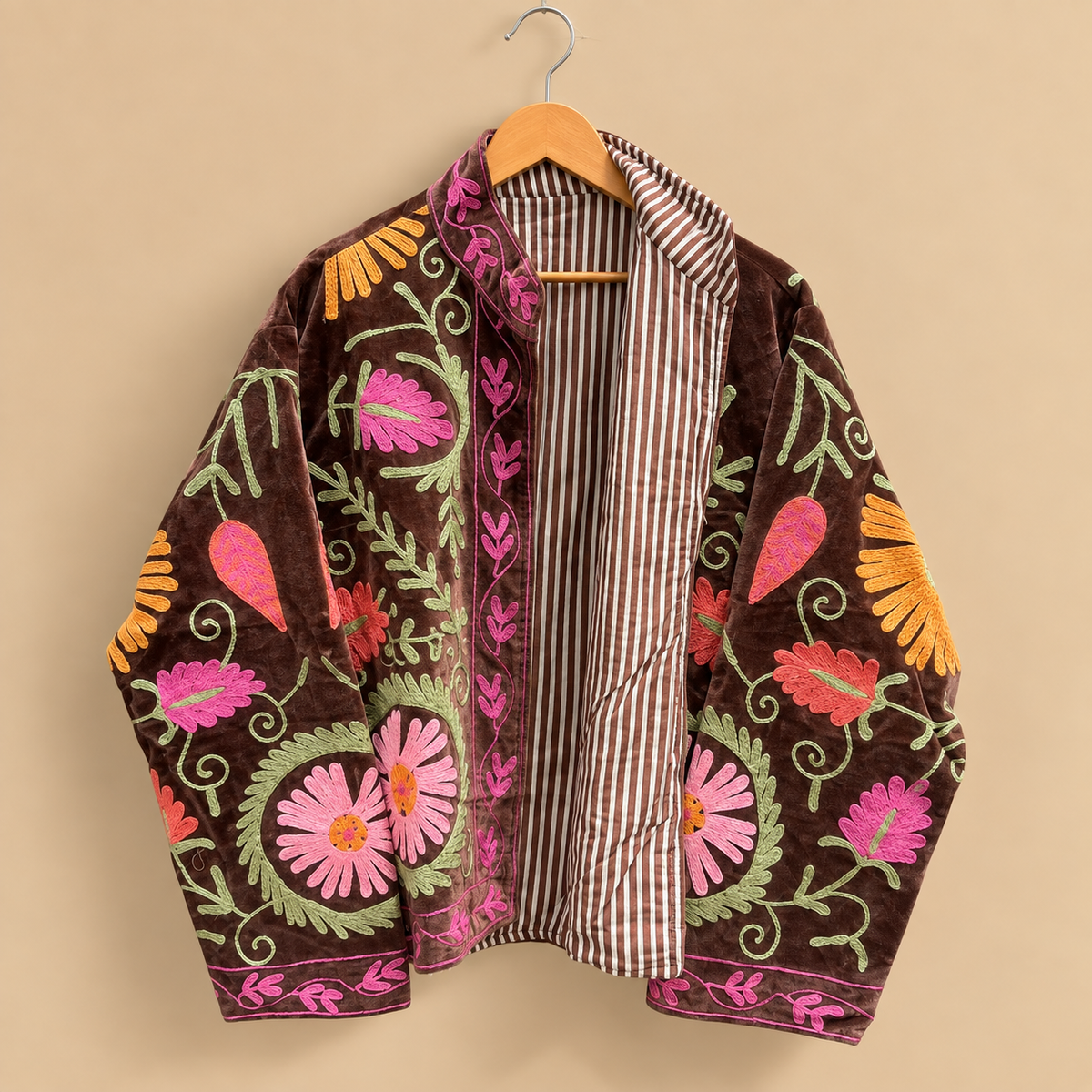 Jaqueta Suzani Bordada de Veludo Floral: Boho Bomber, Forro de Algodão Costurado à Mão