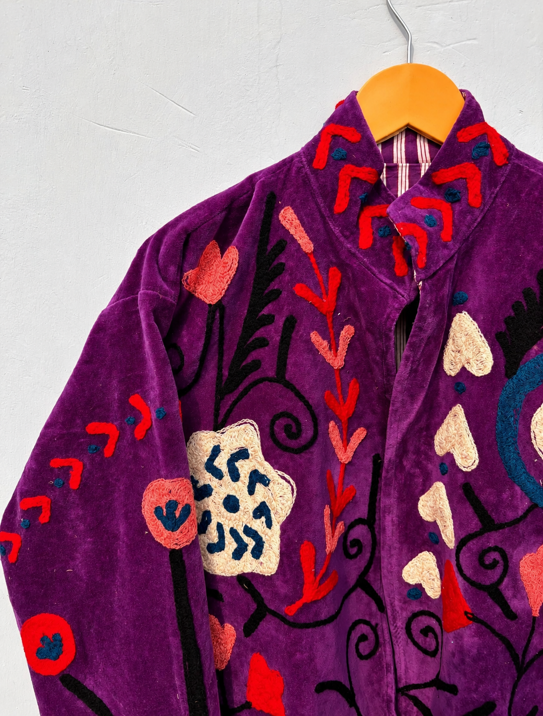 Jaqueta Suzani bordada em veludo roxo com estampa de corações e flores. Jaqueta boho bordada em veludo roxo, feita à mão.