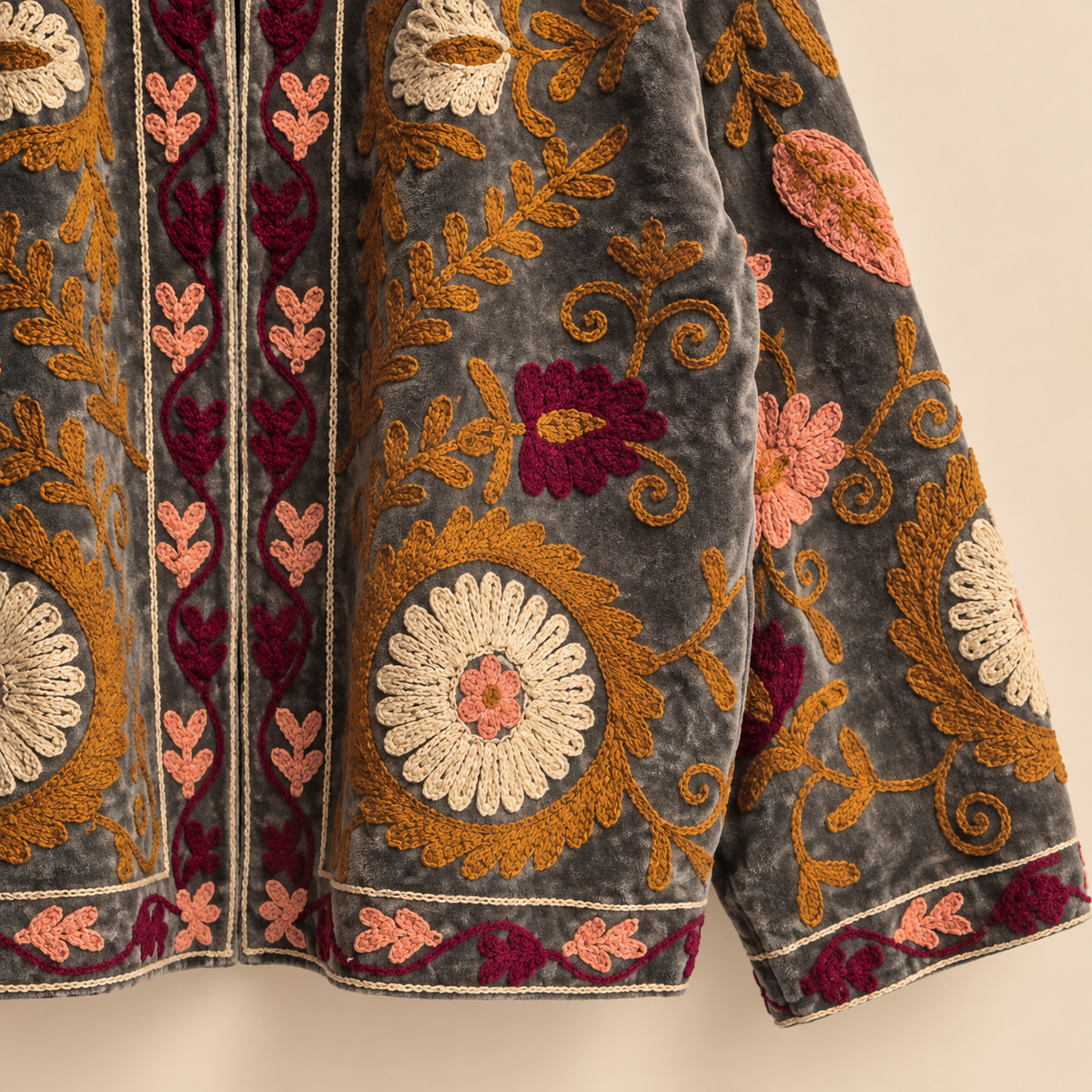 Jaqueta Cinza Suzani Boho de veludo bordado com flores, feito à mão.