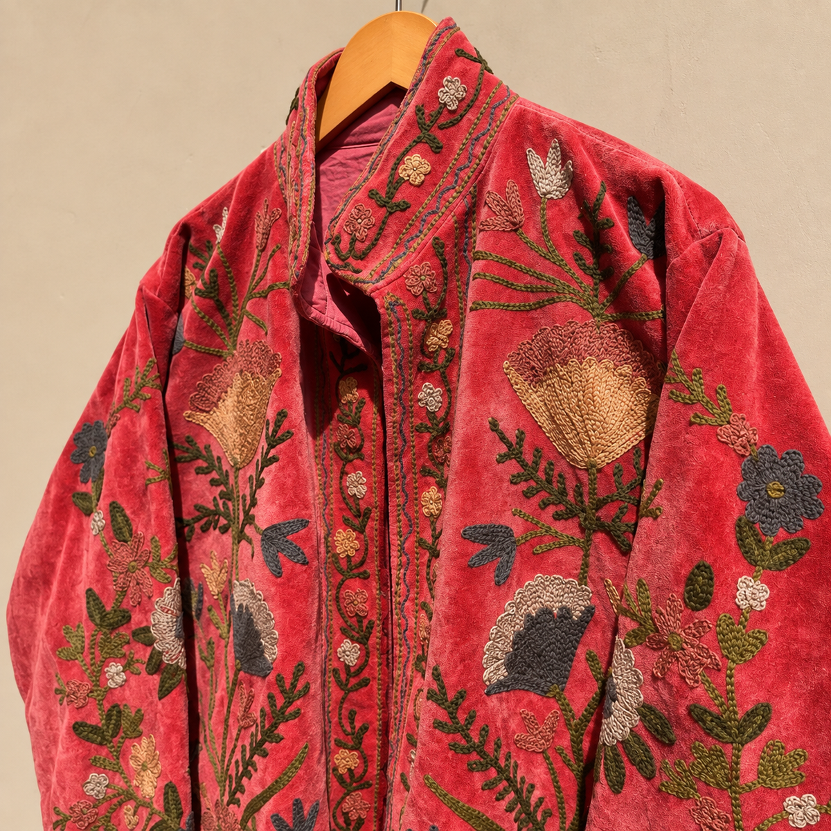 Jaqueta de veludo vermelho Suzani bordada: casaco de inverno de algodão floral boho