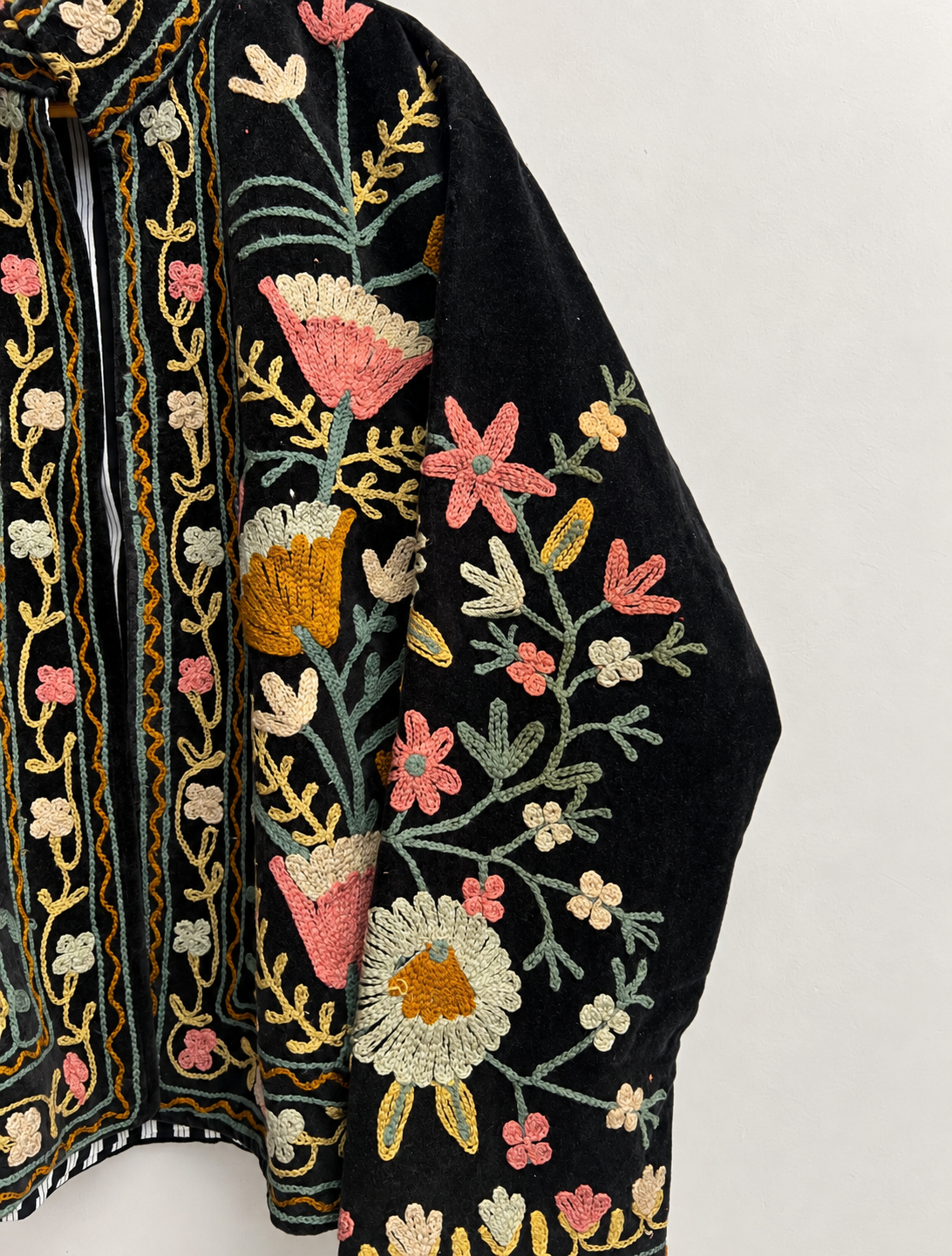 Jaqueta boho preta de veludo com bordado floral, costura Kantha feita à mão.