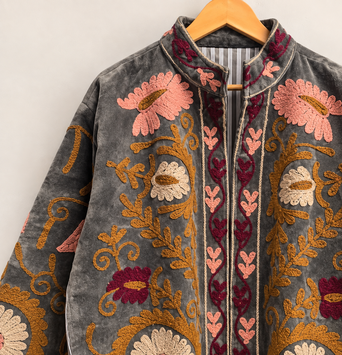 Jaqueta Cinza Suzani Boho de veludo bordado com flores, feito à mão.