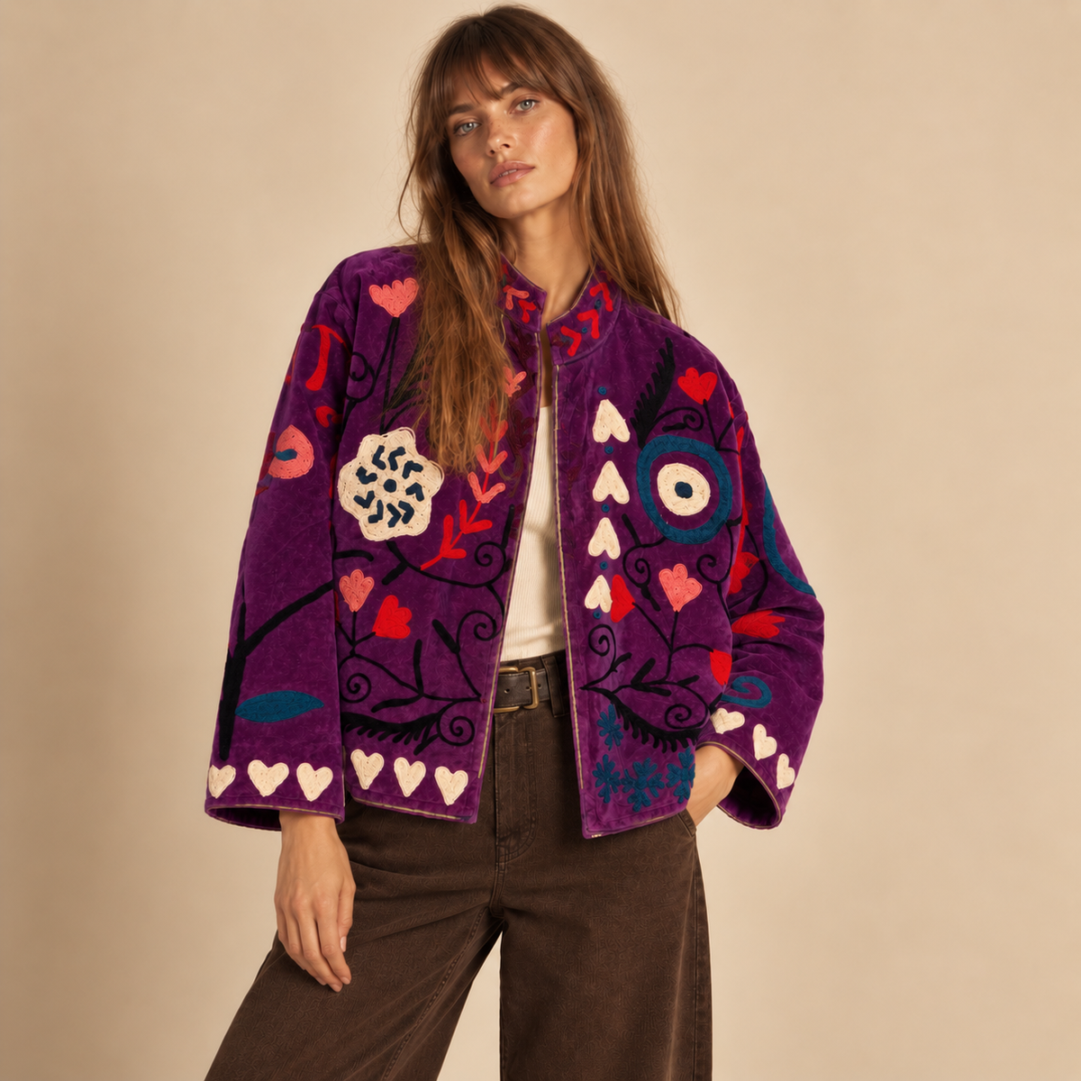 Jaqueta Suzani bordada em veludo roxo com estampa de corações e flores. Jaqueta boho bordada em veludo roxo, feita à mão.