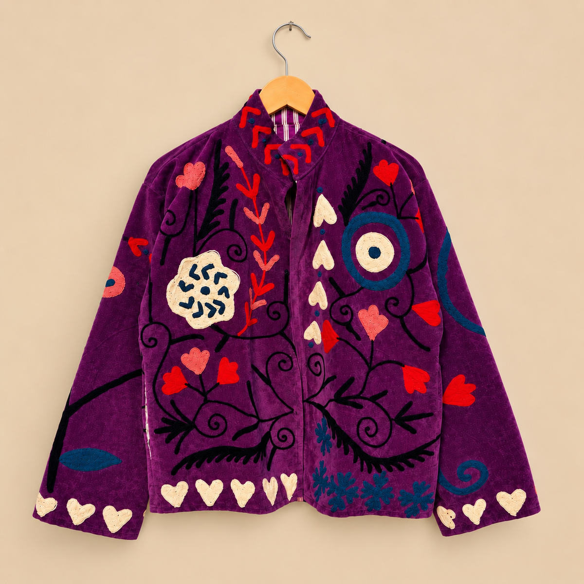 Jaqueta Suzani bordada em veludo roxo com estampa de corações e flores. Jaqueta boho bordada em veludo roxo, feita à mão.