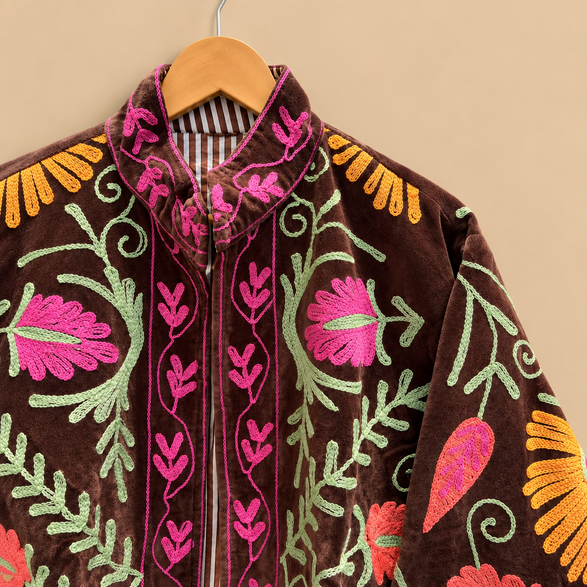 Jaqueta Suzani Bordada de Veludo Floral: Boho Bomber, Forro de Algodão Costurado à Mão