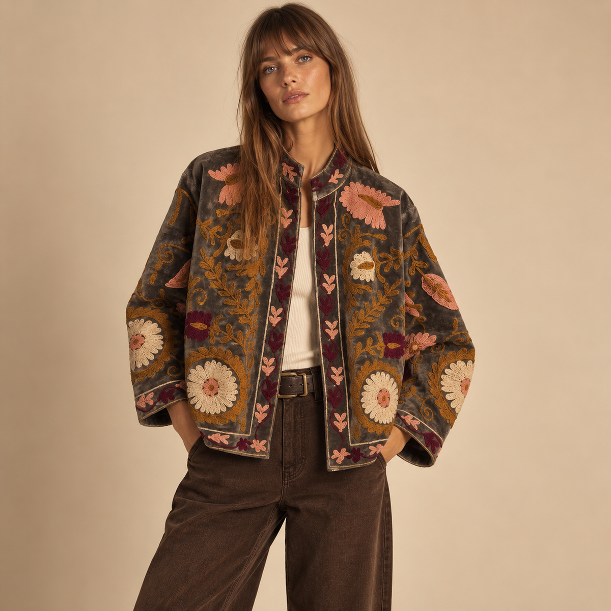 Jaqueta Cinza Suzani Boho de veludo bordado com flores, feito à mão.