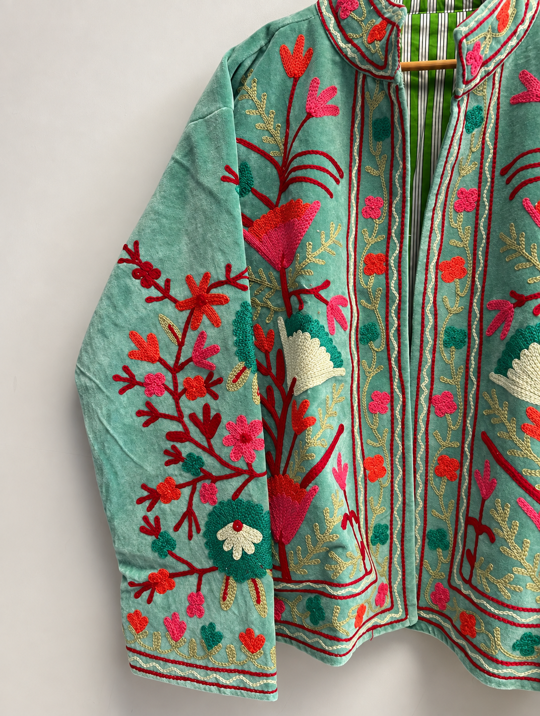 Jaqueta Suzani bordada à mão em veludo, sob encomenda, estilo boho com estampa floral.
