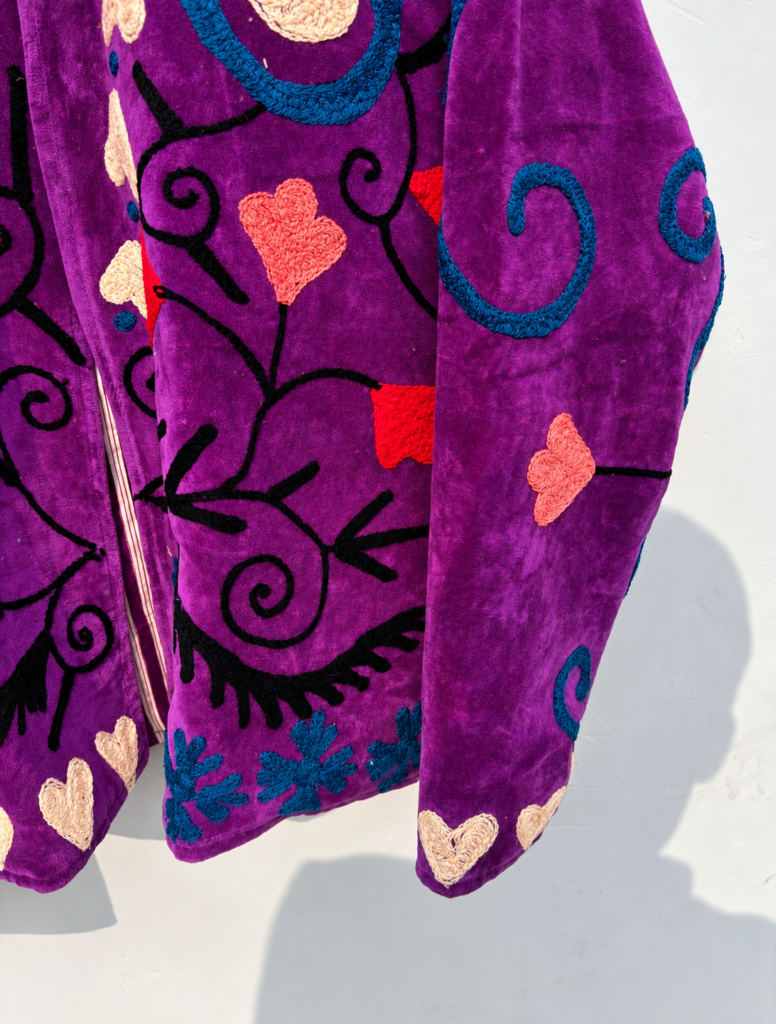 Jaqueta Suzani bordada em veludo roxo com estampa de corações e flores. Jaqueta boho bordada em veludo roxo, feita à mão.