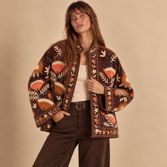 Jaqueta Suzani marrom de veludo bordado com flores, estilo boho, aberta na frente e com gola mandarim.
