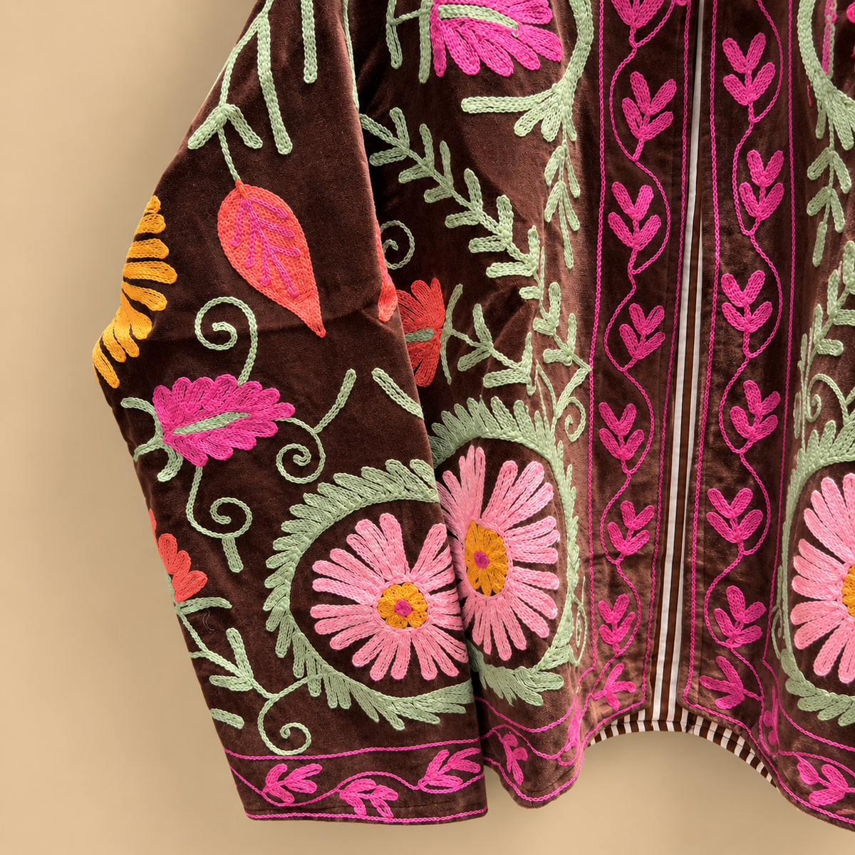 Jaqueta Suzani Bordada de Veludo Floral: Boho Bomber, Forro de Algodão Costurado à Mão