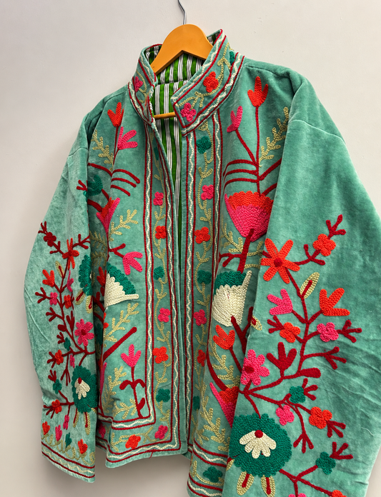 Jaqueta Suzani bordada à mão em veludo, sob encomenda, estilo boho com estampa floral.