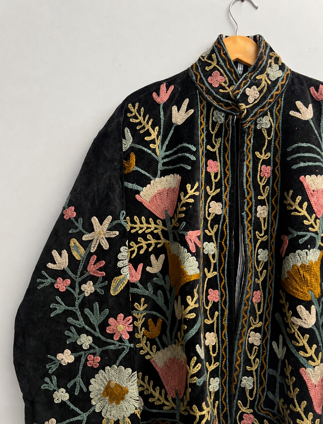Jaqueta boho preta de veludo com bordado floral, costura Kantha feita à mão.