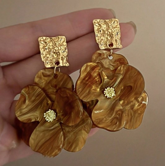 Brinco Elora Marrom Pérola