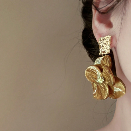 Brinco Elora Marrom Pérola