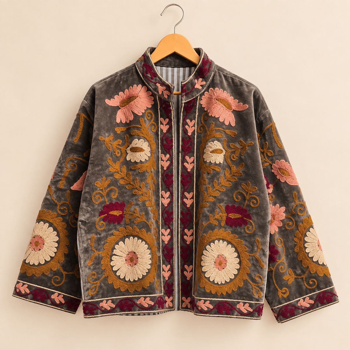 Jaqueta Cinza Suzani Boho de veludo bordado com flores, feito à mão.