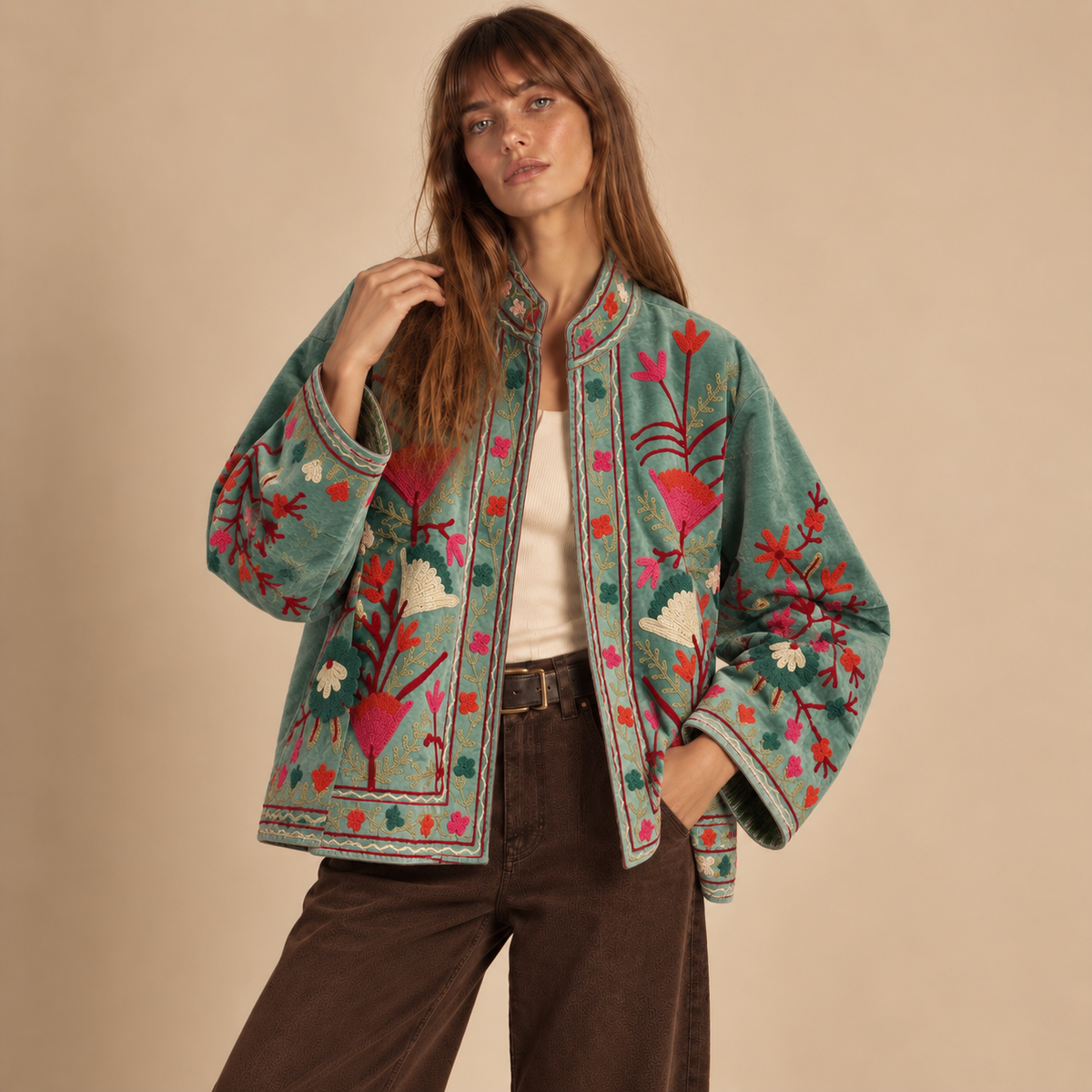 Jaqueta Suzani bordada à mão em veludo, sob encomenda, estilo boho com estampa floral.